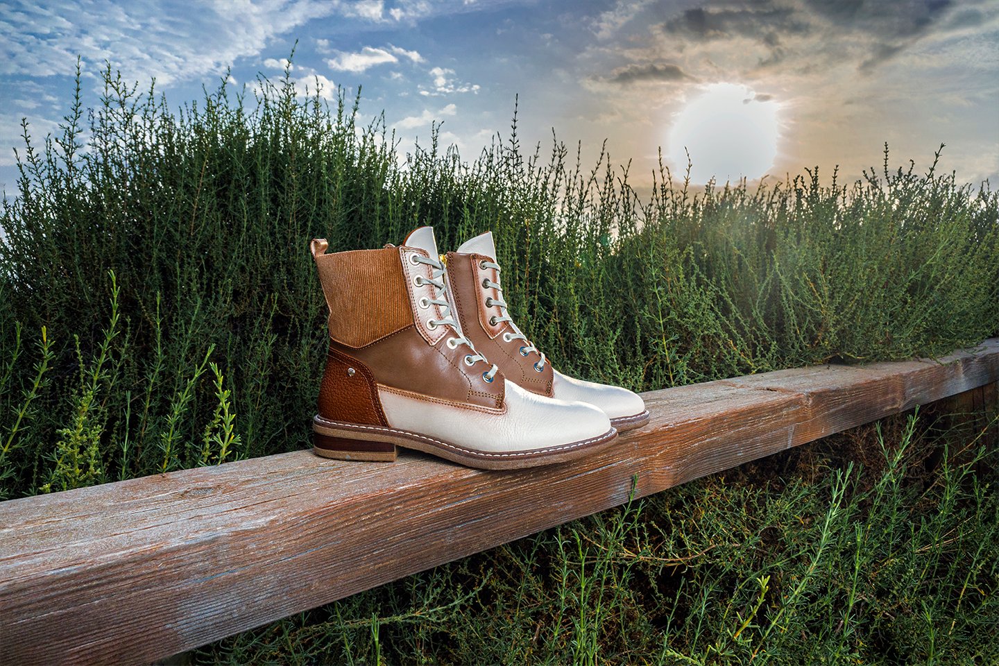 Image of some Pikolinos boots in ivory and brandy colors in a natural environment.